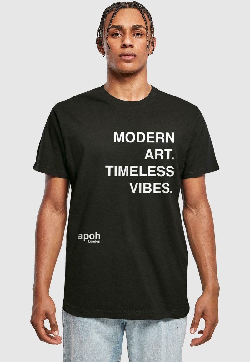 Schwarzes Baumwoll-T-Shirt mit weißem Text: "MODERNE KUNST. ZEITLOSE VIBES." und kleinem "apoh London"-Logo auf der unteren linken Seite.