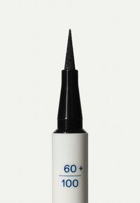 Czarny marker na filcu z białą obudową oznaczony "60+ / 100" na jasnym neutralnym tle, końcówka skierowana do góry.