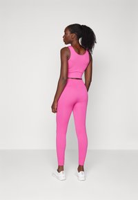 ONLY Play ONPJAIA LIFE SEAM  - Tajice - raspberry rose