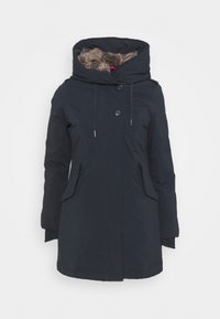 Mörkblå parka med huva foder i konstfår, två framfickor, två knappar och justerbara dragskor. Slät tyg med ribbade ärmslut.