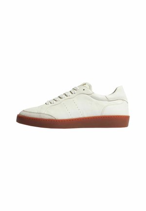 Witte leren sneaker met een gladdere textuur, ronde neus, vijf veterogen en een bruine rubberen zool. Beschikt over subtiele geperforeerde details aan de zijkanten.