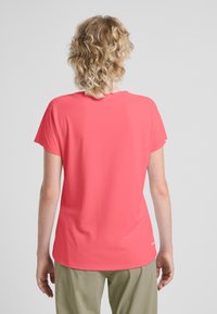 T-shirt rosa a maniche corte con scollatura rotonda, realizzato in tessuto leggero, caratterizzato da una texture liscia e una vestibilità comoda.