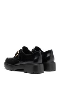 Czarne lakierowane buty z grubą gumową podeszwą, z okrągłym noskiem, dekoracyjnym zapięciem i gładkim wykończeniem cholewki.