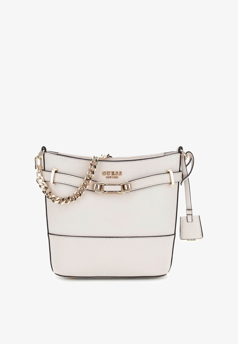 Borsa a secchiello in pelle beige chiaro con rifiniture nere, catena e accessori in tonalità oro e un'etichetta staccabile. Presenta un design semplice e funzionale.