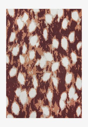 Der Stoff zeigt ein Muster aus unregelmäßigen weißen und hellbraunen Formen auf einem dunkleren braunen Hintergrund, wobei eine strukturierte Webart sichtbar ist.