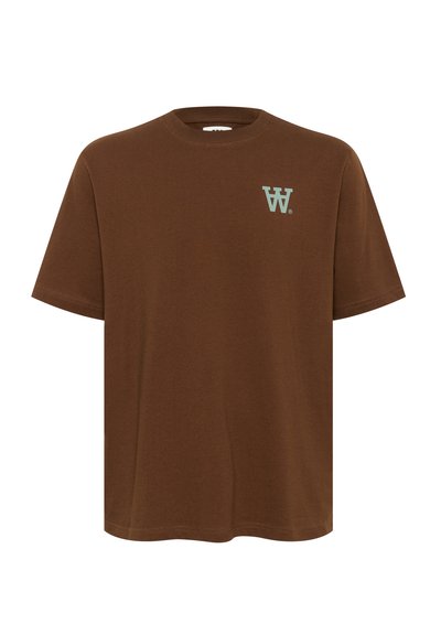 T-shirt in cotone marrone con maniche corte, scollo rotondo e piccolo logo azzurro sulla parte sinistra del petto. Tessuto morbido, vestibilità rilassata.