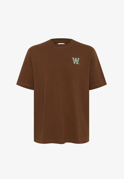 T-shirt in cotone marrone con maniche corte, scollo rotondo e piccolo logo azzurro sulla parte sinistra del petto. Tessuto morbido, vestibilità rilassata.