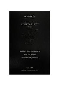 Zwarte verpakking voor oogpatches, met een reliëfontwerp van een kompas en witte tekst. Productnaam: PRO-YOUNG Serum Mask Oogpatches voor mannen.