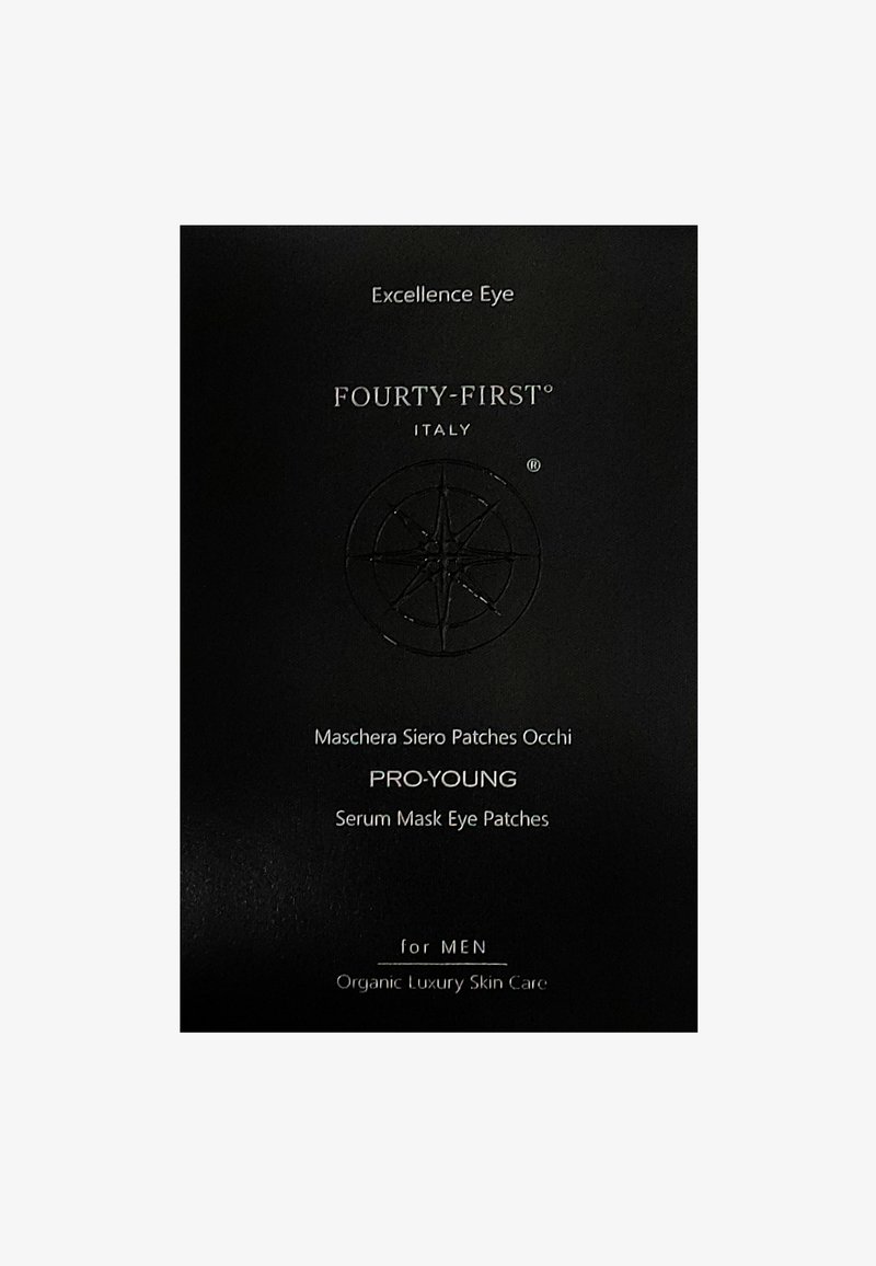Zwarte verpakking voor oogpatches, met een reliëfontwerp van een kompas en witte tekst. Productnaam: PRO-YOUNG Serum Mask Oogpatches voor mannen.