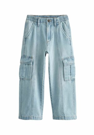 Jasnoniebieskie spodnie cargo z denimu z elastycznym paskiem, guzikiem z przodu, skośnymi przednimi kieszeniami oraz kieszeniami z klapami na obu nogawkach.