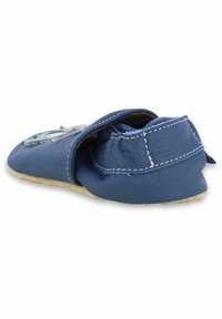 Zachte leren schoen in marineblauw, met een gestikt ontwerp en een ronde neus. Suède-achtige zool voor grip. Instapmodel met een achterband.
