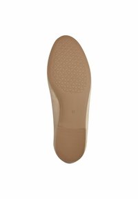 Semelle de chaussure en caoutchouc beige avec un motif texturé et un design géométrique, et l'indication de taille "37" embossée sur la surface.