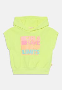 Felpa corta gialla fluo con maniche corte, con testo multicolore "LE RAGAZZE NON HANNO LIMITI" in rosa, blu e viola.