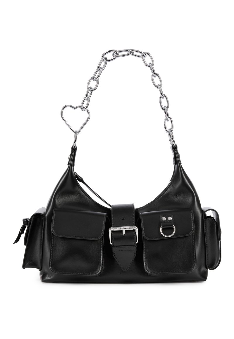 Czarna skórzana torebka z srebrnym łańcuszkiem, ozdobiona sercowym akcentem. Dwa przednie kieszenie, zapięcie na klamrę oraz teksturowane wykończenie.