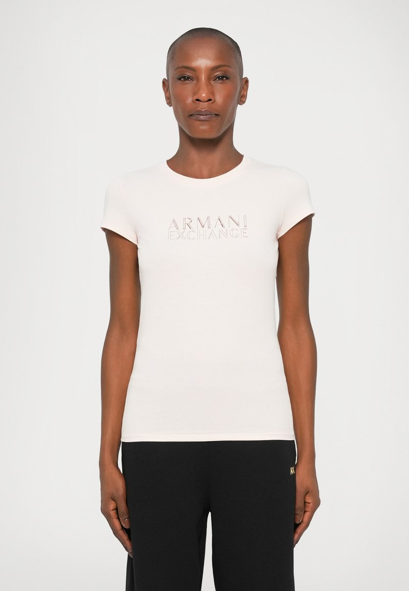Tricou fucsia ajustat cu mâneci scurte, având logo-ul în relief "ARMANI EXCHANGE" într-o culoare contrastantă pe piept. Material moale din bumbac.