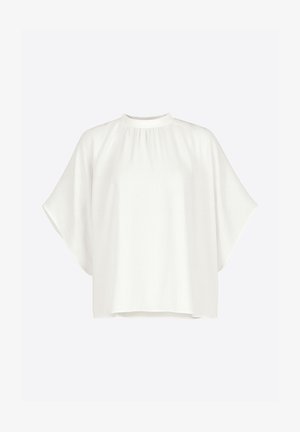 Biała bluzka z krótkim rękawem, o wysokim dekolcie i luźnym kroju. Wykonana z miękkiej, teksturowanej tkaniny, z lekką, opływową sylwetką.
