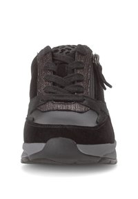 Scarpe da ginnastica nere realizzate in camoscio e tessuto, con chiusura a lacci e zip, caratterizzate da un design texturizzato e una suola low-profile.