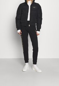 EA7 Emporio Armani Träningsbyxor - black