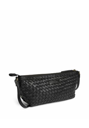 Pochette en cuir tressé noir avec fermeture éclair et petite lanière pour poignet sur fond blanc.