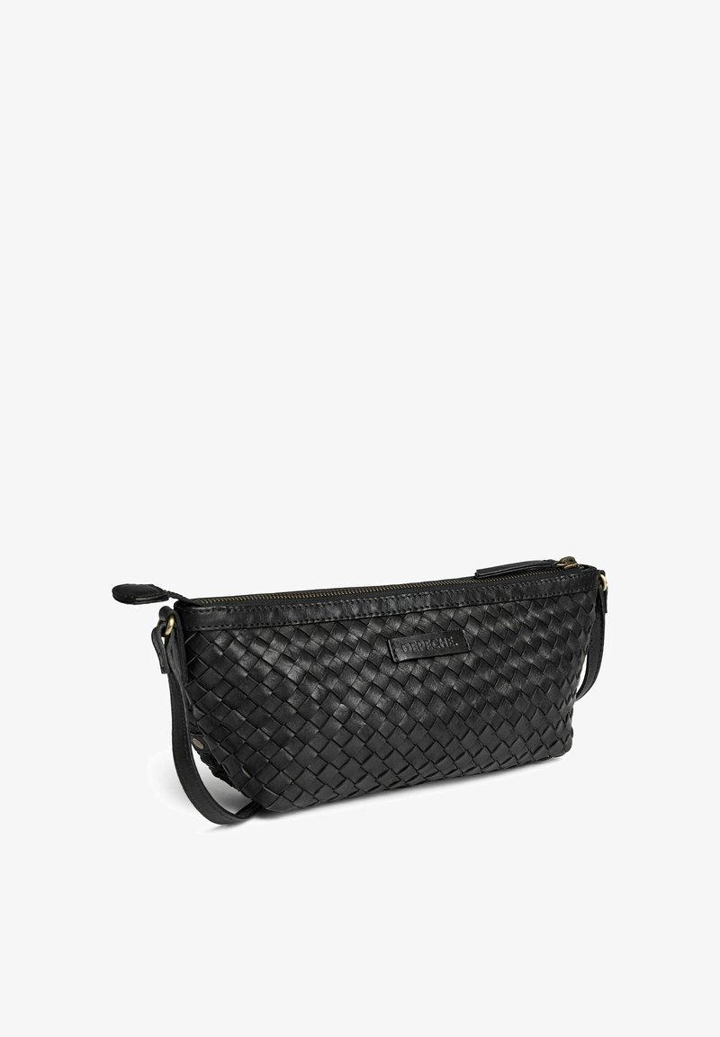 Pochette en cuir tressé noir avec fermeture éclair et petite lanière pour poignet sur fond blanc.