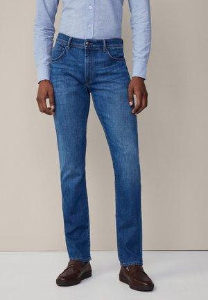 Herre blå denim jeans med lige ben, let falmning, forlommer og en ren linning med knap- og lynlåslukning.