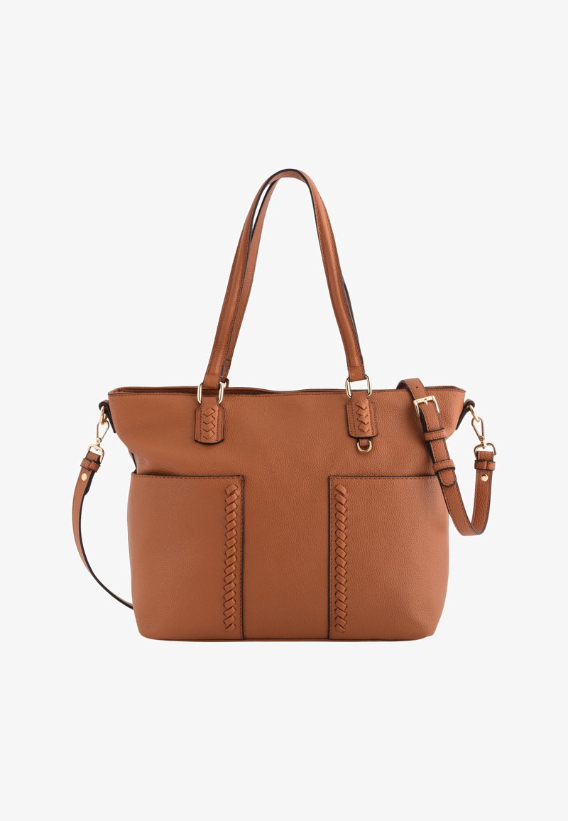 Bolso tote de cuero marrón con dos bolsillos frontales, acentos trenzados y dobles asas. Presenta una correa de hombro ajustable y herrajes dorados.