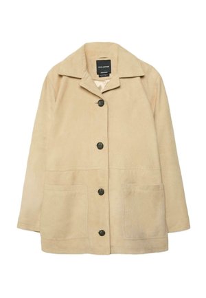 Beige Lederjacke mit vier dunklen Knöpfen, zwei aufgesetzten Taschen vorne und einem breiten Kragen, flach auf weißem Hintergrund präsentiert.
