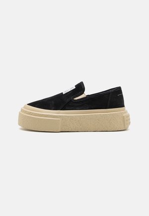 MM6 Maison Margiela Polobotky - black