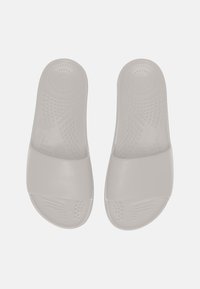 Graue Rutschsandalen mit glatter, matter Oberfläche, breitem Riemen über der Oberseite und strukturiertem Fußbett für besseren Halt. Rundliche Zehenpartie und offenes Rückendesign.
