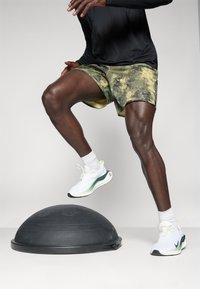 Nike Performance INUL - Sport rövidnadrágok - oil green/black/medium olive