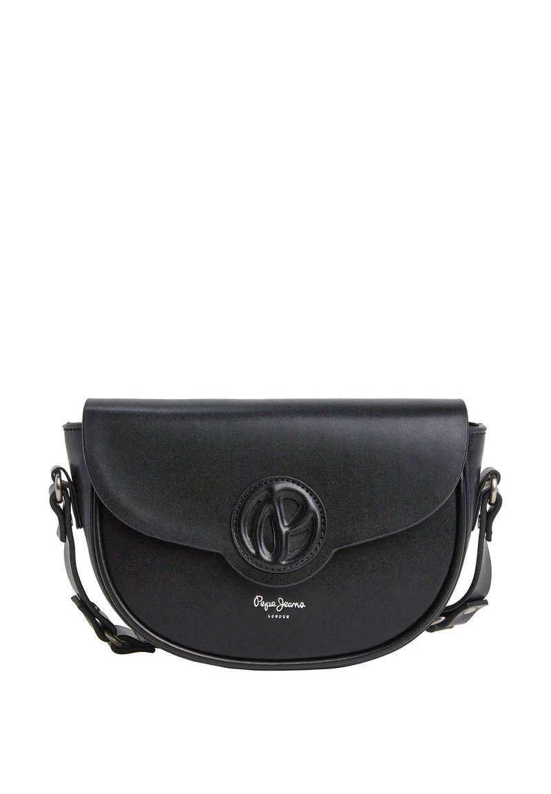 Borsa a tracolla nera in pelle con forma curva, chiusura a pattina, dettaglio del logo impresso e tracolla regolabile. Texture liscia, design minimalista.