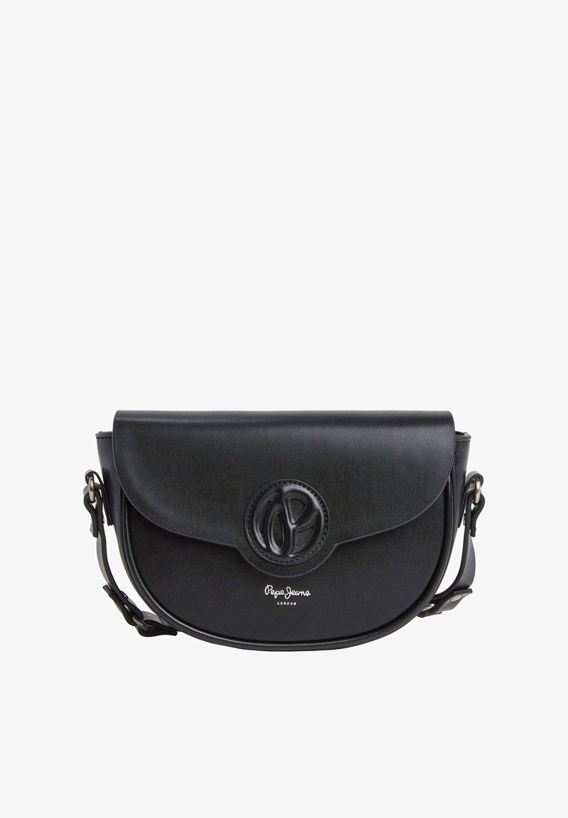 Bolso cruzado de cuero negro con forma curva, cierre de solapa, detalle de logo en relieve y correa ajustable. Textura suave, diseño minimalista.