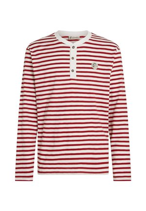 Rdeče-bela črtasta majica z dolgimi rokavi in trdno gumbo na sprednji strani, z okroglim izrezom in okroglim logotipnim značko na prsih.