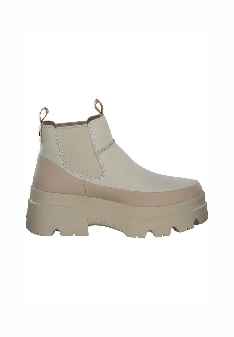 Chelsea-Stiefel mit beigem Obermaterial, das eine strukturierte Oberfläche aufweist. Auffällige beige Sohle mit leicht abweichender Farbe und zwei Zugschlaufen.