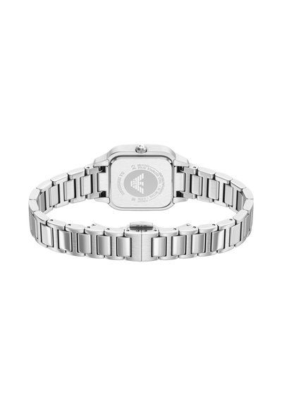 Zilveren horloge van roestvrij staal met een vierkant gezicht, een schakelkettinkje als band en een gegraveerde achterkant. Heeft een kroon bovenop voor het aanpassen.