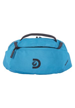 Bolsa de viaje azul con un acabado texturizado, que cuenta con un asa superior, un compartimento principal con cremallera y un diseño de logo negro en la parte delantera.