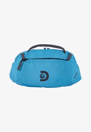 Bolsa de viaje azul con un acabado texturizado, que cuenta con un asa superior, un compartimento principal con cremallera y un diseño de logo negro en la parte delantera.