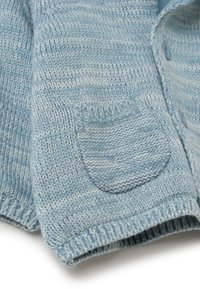 Hellblau gestrickte Strickjacke mit einem strukturierten Muster, runden Taschen und Knopfverschlüssen. Weiches Material mit gerippten Bündchen und Saum.