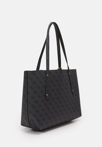 Sort tote bag lavet af struktureret materiale med et subtilt mønsterdesign, to lange håndtag og hardware-accents i guld-tone.