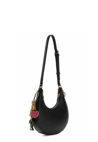 Sac à bandoulière en cuir noir de forme incurvée. Doté de ferrures dorées, d'une fermeture éclair et de breloques décoratives.