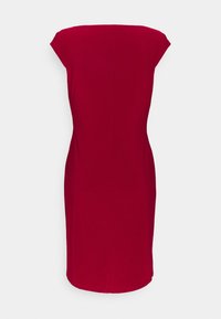 Vestido rojo ajustado con un diseño de manga corta y una silueta recta. La tela parece suave y ligeramente elástica, con un dobladillo a la altura de la rodilla.