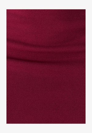 Tessuto color bordeaux con superficie morbida e testurizzata; presenta pieghe delicate che suggeriscono elasticità e un design aderente.