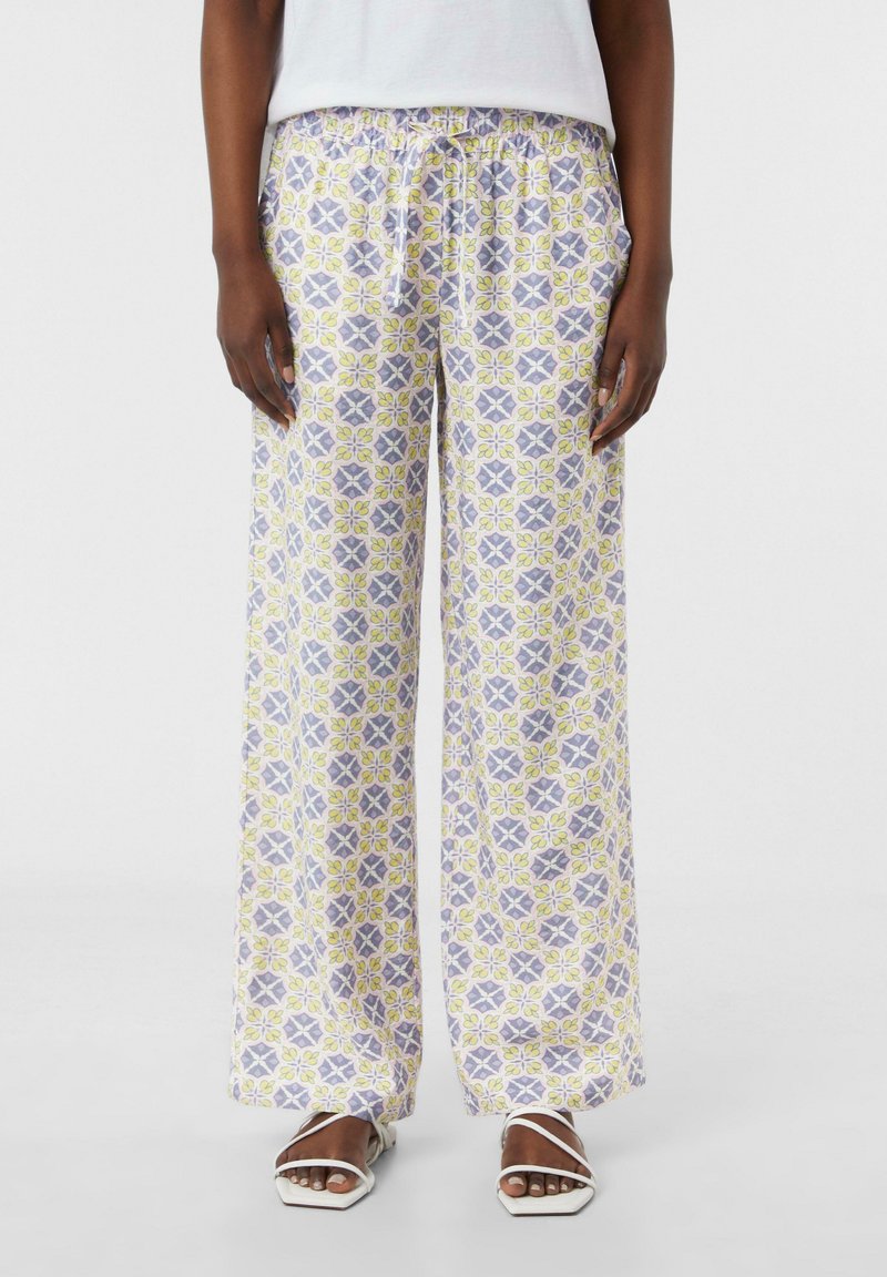 Teksturowane szerokie spodnie w pastelowych kolorach, z kwiatowym i geometrycznym wzorem, z elastycznym paskiem w talii i bocznymi kieszeniami.