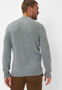 Grauer gestrickter Pullover mit Rundhalsausschnitt, gerippten Bündchen und Saum. Die Textur wirkt weich und hat ein gesprenkeltes Muster.