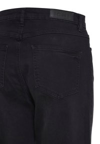 Pantalones de mezclilla negra de corte recto, con dos bolsillos traseros y una etiqueta en la cintura. Textura suave con costuras mínimas.