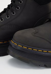 Dr. Martens ZEBZAG 8 TIE UNISEX - Aulinukai su platforma - black/charcoal grey