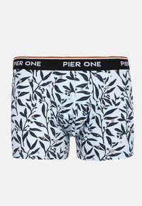 Calzoncillos bóxer para hombre con patrón de hojas negras y beige sobre tela blanca, con una cinturilla negra con el texto "PIER ONE" en blanco.