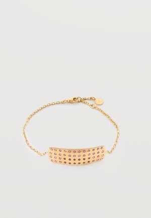 Zarter Goldkettenarmband mit einer gebogenen rechteckigen Platte, die mit fünf Reihen kleiner rosa Edelsteine verziert ist, und einem Karabinerverschluss.