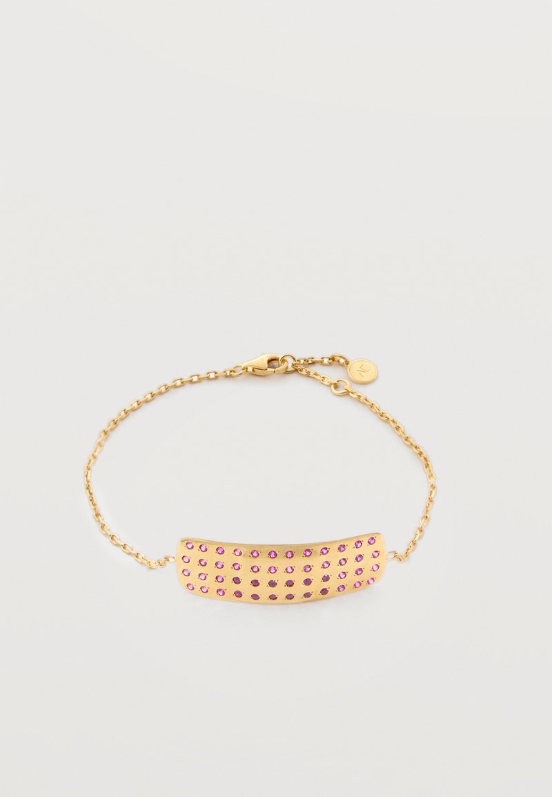 Λεπτή χρυσή αλυσίδα βραχιολιού με καμπυλωτή ορθογώνια πλάκα διακοσμημένη με πέντε σειρές μικρών ροζ πολύτιμων λίθων και κούμπωμα με κλιπ αστακού.