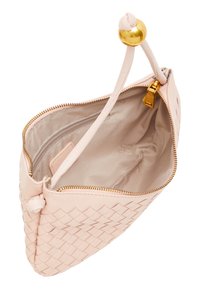 Vævet lyserød læderclutch med en gylden lynlås og et rundet gyldent knudet håndtag. Indvendigt har den en lille lynlåslomme og en glat foring.